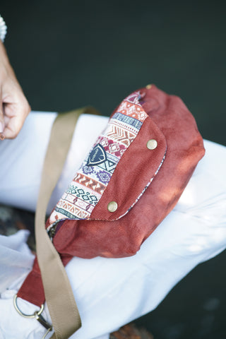 BOLSO RIÑONERA WAKE - Granate estampado